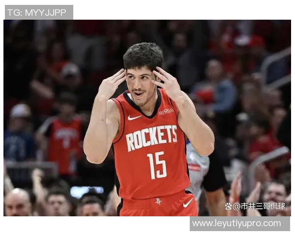 火箭训练营第4日精彩瞬间KD与谢泼德击掌卡佩拉与亚当斯温馨相拥